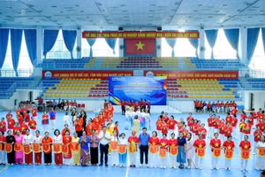 Đại diện Ban tổ chức cùng các đại biểu chụp hình lưu niệm với các đoàn tham dự Liên hoan Thể dục dưỡng sinh và yoga Thành phố Hồ Chí Minh năm 2026. 