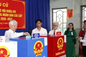 Nguyên Chủ tịch nước Nguyễn Minh Triết bỏ phiếu bầu cử tại khu vực số 26, khu phố Phú Thuận, phường Phú An, Thành phố Hồ Chí Minh.