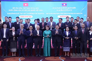 Các đại biểu chụp ảnh lưu niệm cùng học viên tham gia khóa đào tạo. (Ảnh: DUY TOÀN)