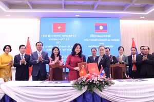 Ký kết Chương trình hợp tác văn hóa và du lịch giữa Bộ Văn hóa, thể thao và du lịch Việt Nam với Bộ Văn hóa và du lịch Lào giai đoạn 2026-2030. (Ảnh: DUY TOÀN)