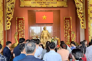 Đảng ủy, cộng đồng người Việt Nam tại Lào dâng hương tại Khu lưu niệm Chủ tịch Hồ Chí Minh ở bản Xiengvang, huyện Nongbok, tỉnh Khammouane, Lào. (Ảnh: TRỊNH DŨNG)