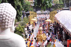 Nghi lễ rước Phật, sáng 31/5 tại Chùa Phật Tích ở thủ đô Vientiane, Lào. (Ảnh: DUY TOÀN)