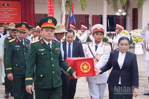 Tiễn đưa các liệt sĩ về đất mẹ Việt Nam. (Ảnh: DUY TOÀN)