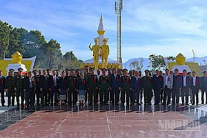 Đài tưởng niệm Liên minh chiến đấu Lào-Việt Nam được xây dựng tại khu vực trung tâm tỉnh Xaysomboun. (Ảnh: DUY TOÀN)