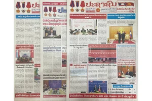Trang nhất các tờ báo lớn của Lào mấy ngày qua đăng trang trọng các bài viết ca ngợi mối quan hệ Lào-Việt Nam. (Ảnh: DUY TOÀN)