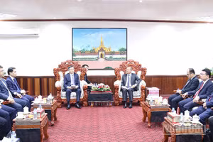 Đồng chí Đoàn Minh Huấn (bìa trái) cùng đoàn công tác tại buổi làm việc với đồng chí Kikeo Khaykhamphithoune. (Ảnh: DUY TOÀN)