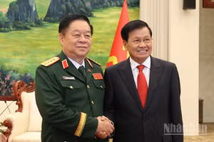 Đại tướng Nguyễn Trọng Nghĩa (bìa trái) chào xã giao Tổng Bí thư, Chủ tịch nước Lào Thongloun Sisoulith. (Ảnh: DUY TOÀN)