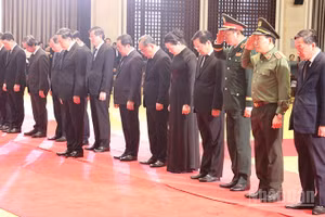 Chủ tịch Quốc hội Trần Thanh Mẫn dẫn đầu Đoàn đại biểu cấp cao Đảng, Nhà nước Việt Nam viếng đồng chí Saysomphone Phomvihane. (Ảnh: DUY TOÀN)