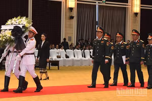 Đoàn đại biểu Bộ Quốc phòng vào viếng đồng chí Saysomphone Phomvihane. (Ảnh: DUY TOÀN)