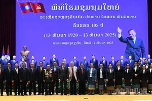 Các đại biểu chụp ảnh lưu niệm tại buổi lễ. (Ảnh: DUY TOÀN)