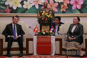 Đồng chí Lê Minh Hưng trao đổi với Trưởng Ban Tổ chức Trung ương Đảng Nhân dân Cách mạng Lào. (Ảnh: DUY TOÀN)