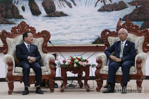 Trưởng Ban Tuyên giáo và Dân vận Trung ương Trịnh Văn Quyết làm việc với Trưởng Ban Tuyên huấn Trung ương Lào Khamphanh Pheuyavong. (Ảnh: DUY TOÀN)