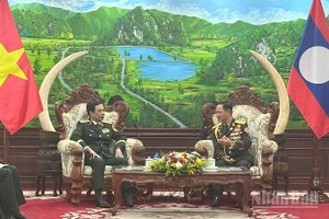 Đại tướng Phan Văn Giang và Thượng tướng Khamliang Outhakaysone. (Ảnh: TRỊNH DŨNG)