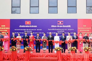 Các đại biểu cắt băng khánh thành công trình Bệnh viện Hữu Nghị Lào-Việt Nam tỉnh Houaphanh. (Ảnh: DUY TOÀN)