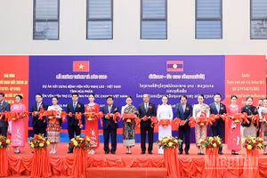 Các đại biểu cắt băng khánh thành công trình Bệnh viện Hữu Nghị Lào-Việt Nam tỉnh Houaphanh. (Ảnh: DUY TOÀN)