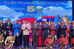 Lãnh đạo Đảng, Nhà nước Lào và Đại sứ Nguyễn Minh Tâm dự chương trình. (Ảnh: DUY TOÀN)