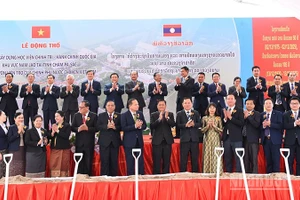Các đại biểu tại lễ khởi công xây dựng dự án. (Ảnh: DUY TOÀN)