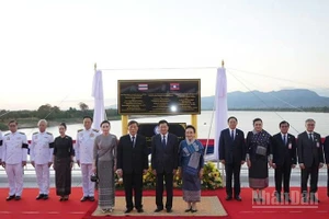 Tổng Bí thư, Chủ tịch nước Lào và Nhà vua Thái Lan Rama X tại lễ khánh thành cầu Hữu nghị Lào-Thái Lan số 5. (Ảnh: DUY TOÀN)