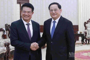 Đồng chí Nguyễn Huy Tiến, Viện trưởng Viện Kiểm sát nhân dân tối cao Việt Nam chào xã giao Thủ tướng Chính phủ Lào Sonexay Siphandone. (Ảnh: DUY TOÀN)