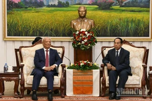 Đồng chí Bounthong Chitmany (bìa phải) tiếp đồng chí Uông Chu Lưu, Chủ tịch Ủy ban Hòa bình Việt Nam. (Ảnh: DUY TOÀN)