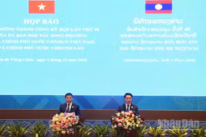 Phó Thủ tướng Lào Saleumxay Kommasith và Bộ trưởng Tài chính Việt Nam Nguyễn Văn Thắng đồng chủ trì họp báo. (Ảnh: TRỊNH DŨNG)