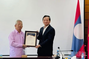 Đại sứ Nguyễn Minh Tâm trao Giải thưởng toàn quốc về Thông tin đối ngoại lần thứ XI-năm 2025 cho Nghệ sĩ quốc gia Lào, nhạc sĩ Duoangmixay Likaya. (Ảnh: DUY TOÀN)