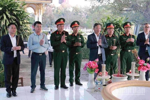 Đoàn dâng hương tại khu Di tích Liên quân Lào-Việt Nam, tỉnh Vientiane. (Ảnh: DUY TOÀN)