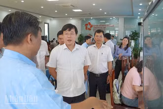 Đoàn công tác khảo sát Trung tâm hành chính công phường Cao Lãnh. (Ảnh: HỮU NGHĨA)