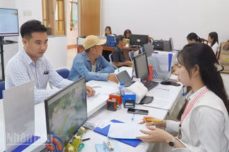Người dân đến làm thủ tục hành chính tại Trung tâm phục vụ hành chính công phường Mỹ Ngãi, tỉnh Đồng Tháp. (Ảnh: HỮU NGHĨA)