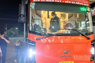 Nhiều cán bộ, công nhân viên chức phường Cao Lãnh qua làm việc tại Mỹ Tho bằng xe khách.