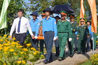 Ủy viên Trung ương Đảng, Bí thư Tỉnh ủy, Trưởng đoàn đại biểu Quốc hội tỉnh Đồng Tháp Lê Quốc Phong cùng đưa tiễn các Anh hùng liệt sĩ về với đất mẹ.