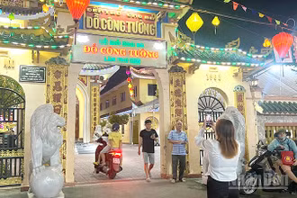 Ban đêm, dù không phải ngày lễ nhưng vẫn có nhiều người dân tìm đến viếng Đền thờ Ông, bà Đỗ Công Tường.