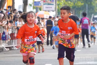 2 vận động viên nhí quyết tâm chinh phục đường đua. (Ảnh: HỮU NGHĨA)