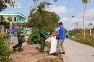 Lực lượng Bộ đội Biên phòng cùng đoàn viên, thanh niên tham gia dọn dẹp vệ sinh môi trường.
