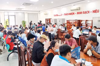 Người dân làm thủ tục hành chính tại Trung tâm Phục vụ hành chính công phường Cao Lãnh, tỉnh Đồng Tháp.