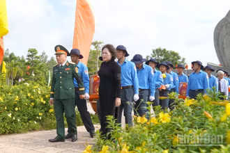 Đồng chí Nguyễn Thị Hồng, Phó Chủ tịch Quốc hội cùng đại biểu đưa tiễn các Anh hùng liệt sĩ về với đất mẹ.