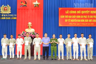 Đại tá Phạm Văn Duyên, Giám thị Trại giam Cao Lãnh và ông Trần Văn Kiến, Phó Chánh án, Tòa án nhân dân tỉnh Đồng Tháp trao quyết định giảm hết thời hạn chấp hành án cho các phạm nhân.