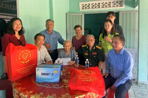 Công ty Trách nhiệm hữu hạn Ứng dụng Khoa học Công nghệ Quốc tế - Smart A phối hợp Công ty Cổ phần Tổ hợp Thương binh VTB Việt Nam thăm và tặng quà Mẹ Việt Nam Anh hùng Lê Thị Phiền.