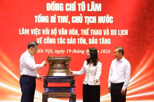 Bộ trưởng Văn hóa, Thể thao và Du lịch Lâm Thị Phương Thanh thay mặt Bộ Văn hóa, Thể thao và Du lịch trao tặng Tổng Bí thư, Chủ tịch nước Tô Lâm bản phục dựng Trống đồng Đông Sơn. (Ảnh: Bộ Văn hóa, Thể thao và Du lịch cung cấp)
