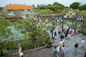 Người dân và du khách vào tham quan bên trong Đại Nội. (Ảnh: THANH TÂM)