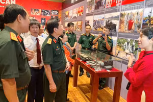 Đại biểu tham quan tại triển lãm. (Ảnh: THANH TÂM)
