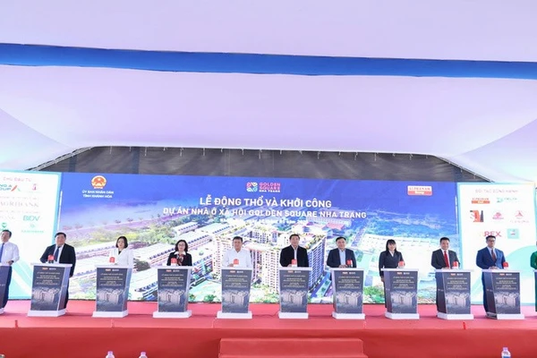 Thực hiện nghi thức động thổ và khởi công Dự án Nhà ở xã hội CT-01, Golden Square, Nha Trang. (Ảnh: MẠNH HÙNG) 