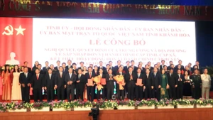 Ban Chấp hành Đảng bộ tỉnh Khánh Hòa (mới) nhiệm kỳ 2020-2025 nhận nhiệm vụ. (Ảnh: PHONG NGUYÊN)