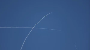 Ảnh minh họa: Những vệt khói trên bầu trời Tel Aviv (Israel) khi hệ thống phòng không Israel đánh chặn tên lửa từ Iran, ngày 1/3/2026. (Ảnh: AA/TTXVN)