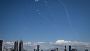 Những vệt khói trên bầu trời Tel Aviv (Israel) khi hệ thống phòng không Israel đánh chặn tên lửa từ Iran, ngày 1/3/2026. (Ảnh: THX/TTXVN)