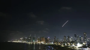 Hệ thống phòng không Israel đánh chặn tên lửa tấn công vào Tel Aviv, ngày 19/6/2025. (Ảnh: THX/TTXVN)