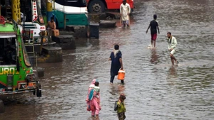 Người dân lội qua con phố bị ngập sau trận mưa lớn tại Lahore, Pakistan, ngày 9/7/2025. (Ảnh: Tân Hoa Xã)