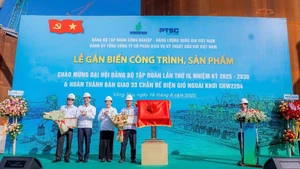 Lãnh đạo Đảng ủy Chính phủ và Petrovietnam trao quyết định và tặng hoa chúc mừng tập thể PTSC.