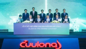 Các đại biểu chứng kiến lễ ký hợp đồng phân chia sản phẩm dầu khí lô 15-1.