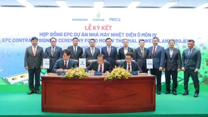 Đại diện Ban quản lý dự án chuyên ngành điện và Liên danh tổng thầu Doosan và PECC2 ký kết hợp đồng EPC.